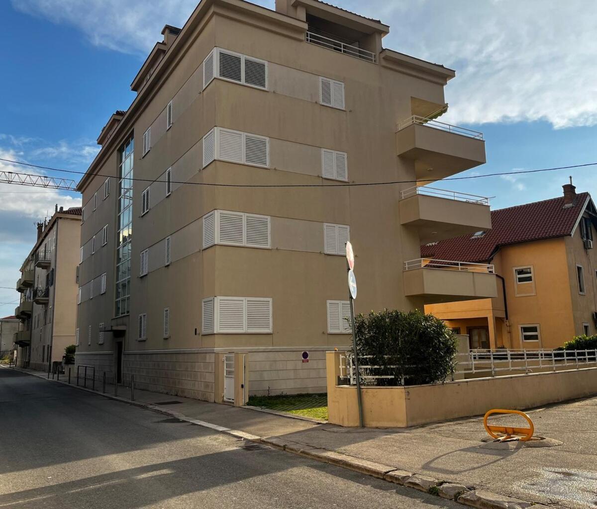 Apartament Lana Near The *